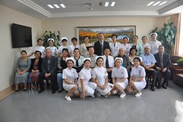 塔吉克斯坦部长来我院健康体检并与院领导合影